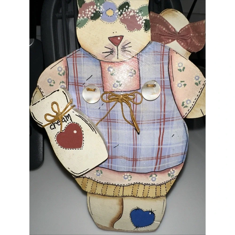 Wooden cat holding‎ cream signed great colors and hand painted 7 x 5